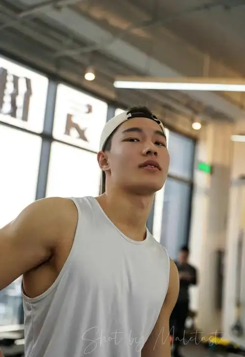 颜值帅气的00后小鲜肉体育生健身帅哥jay蔡振昊