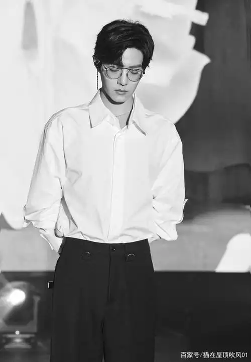 王一博肖战惊艳我们的白衬衫造型