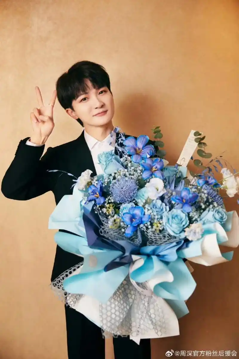 周深# 全世界最好看的颜色绝对是蓝色!