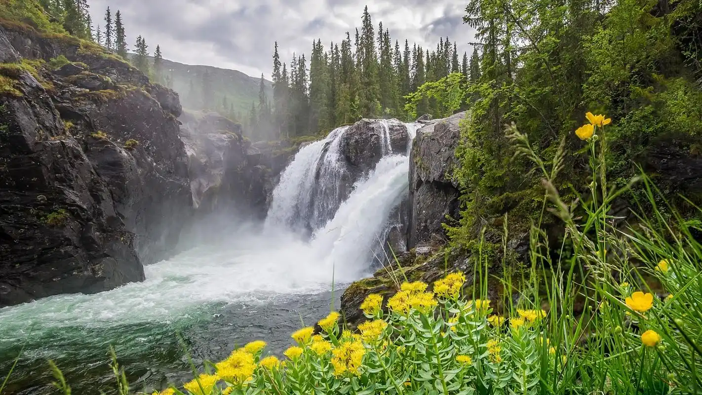 自然瀑布风景高清桌面壁纸