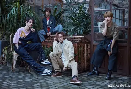 真的是太好看了.给大家分享一波r1se的神仙主舞刘也的手机电脑壁纸.