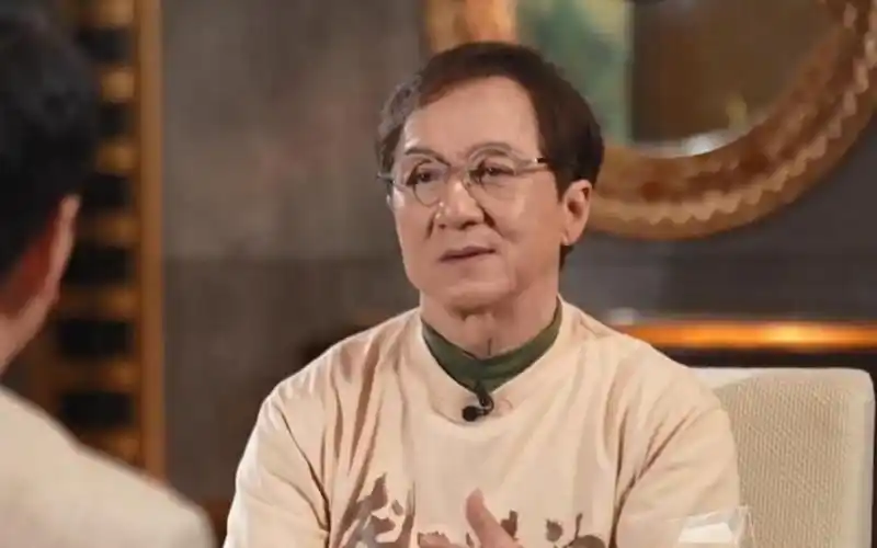 成龙向流量低头?谈影视市场现状语气无奈,网友:学学《狂飙》