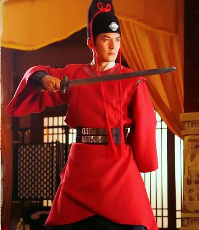 严屹宽,饰演展昭.