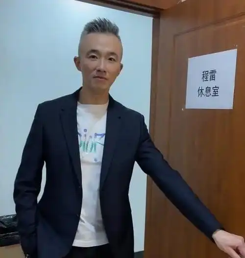 东方卫视6大主持人受严惩!暂时无法出镜的一哥程雷,过得却不错