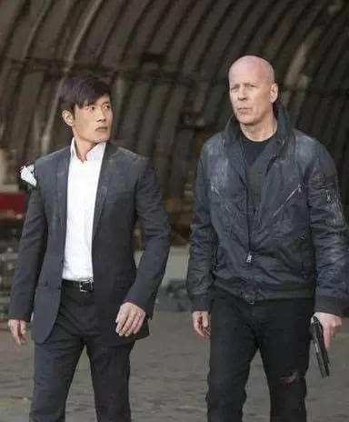 黄海波身高 黄海波曾自曝身高177cm,但是自黄海波在派出所的照片流出