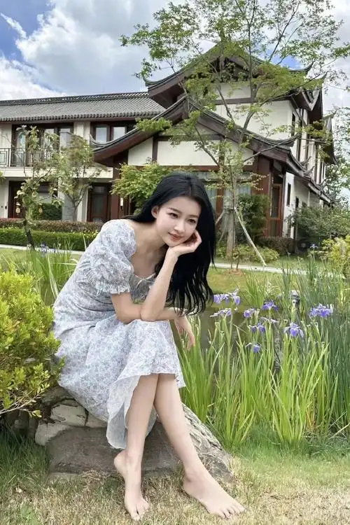 孙怡陪女儿骑自行车#早上好,发一些孙怡美美的照片