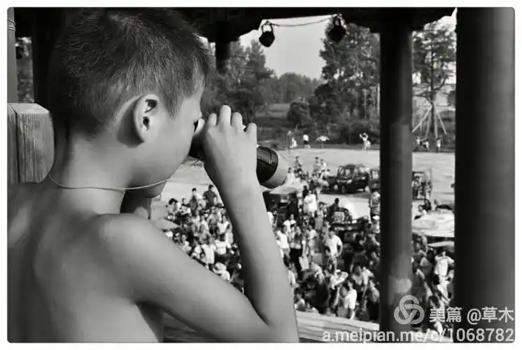 摄影 致我们终将逝去的童年 写美篇火车上,男孩靠在行李袋上 一边吃着