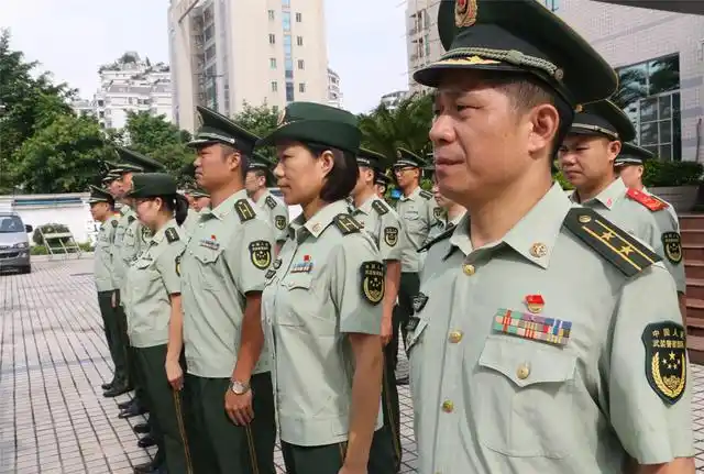 广东肇庆边检:党员官兵党徽戴起来