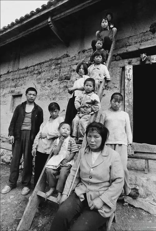 2000年陕西农村一个母亲和10个孩子的镜头他们看上去一脸拘谨