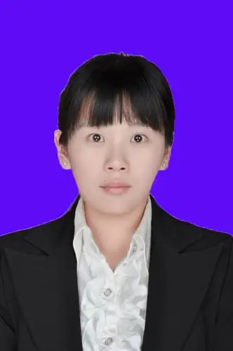 请帮我把照片背景换成证件照蓝色背景.