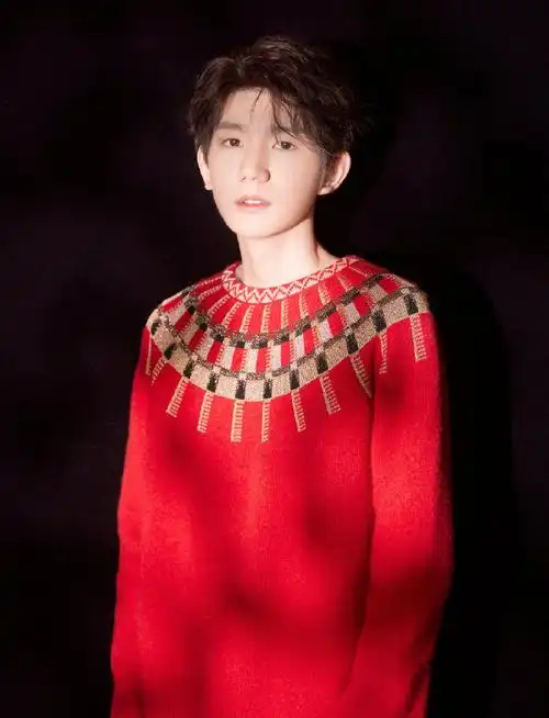 王源红色毛衣