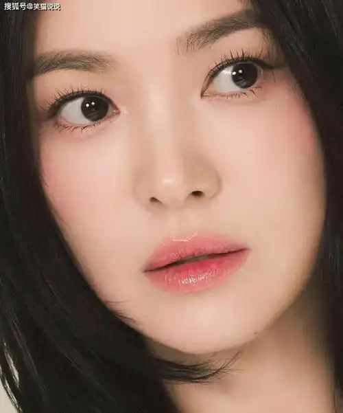 宋慧乔晒最新物料照,中分卷发好温柔,怼脸拍好美!_照片_套装_黑色