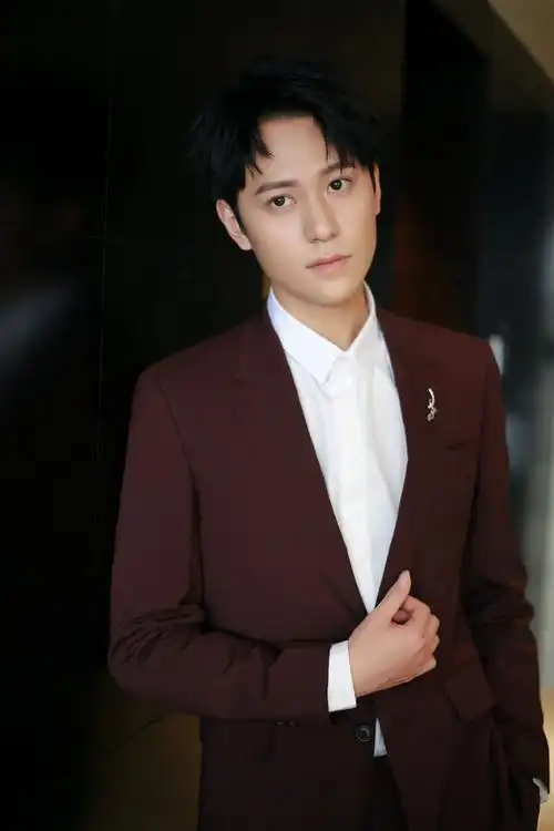 秦俊杰俊朗帅气西装写真图片