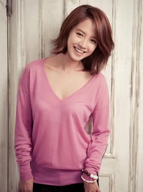 在running man里的搞笑表现,让宋智孝人气飙升,可爱的她当然是童颜