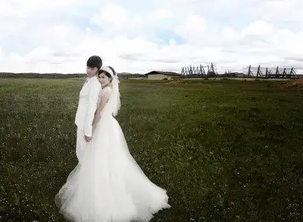 张杰晒与谢娜牵手照庆祝结婚十周年