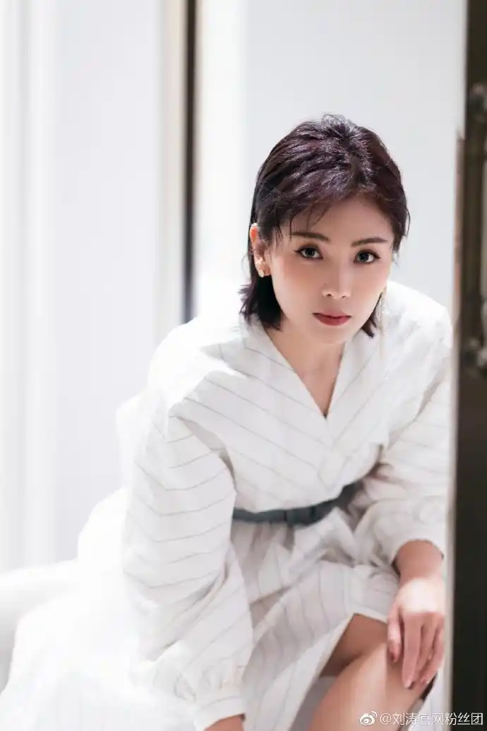 刘涛一袭白裙美腿隐现优雅性感清新造型焕发初春气息