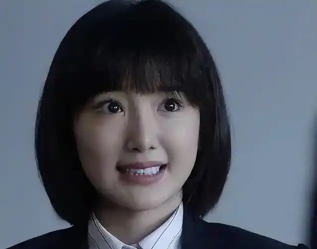 拍起戏来演技还在线,但好在,她那双大眼睛依然有戏,的确美,可同时也