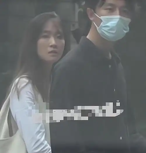 黄轩携女友见亲朋好友,女方常露甜笑礼貌待人,很有大家闺秀风范