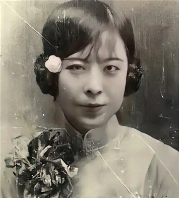 当属原配于凤至和陪他走过人生最后一程的赵一荻被人熟知,其中于凤至