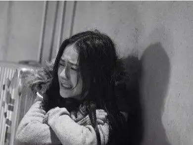 深夜一个人默默流泪的图片放心的哭泣