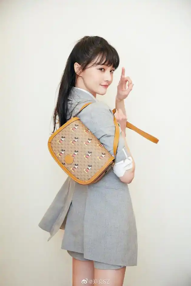 郑爽齐刘海造型超减龄对镜比耶倒鼠新春元气满满