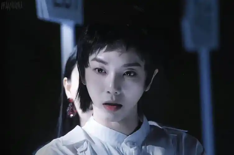 华晨宇的眼睛好亮,笑得好可