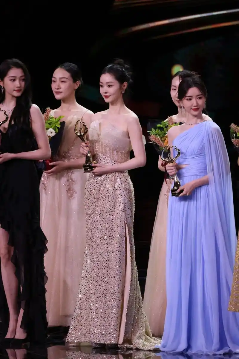 关晓彤和毛晓彤中间的宋轶,是不是颜值最高的[嘻嘻]?