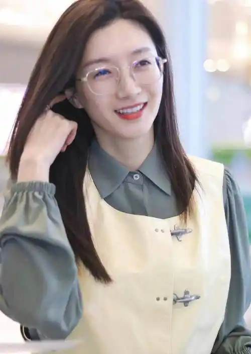 33岁的江疏影身穿绿色衬衫搭配小马甲,戴上金丝眼镜,嫩成小姑娘_白色