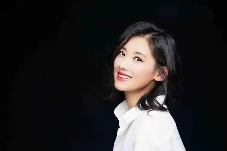 马藜衬衫写真曝光 诠释清纯与诱惑的碰撞