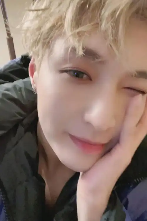 张艺兴挑眉wink#super idol 的笑容,就属82最甜,各位走过路过的