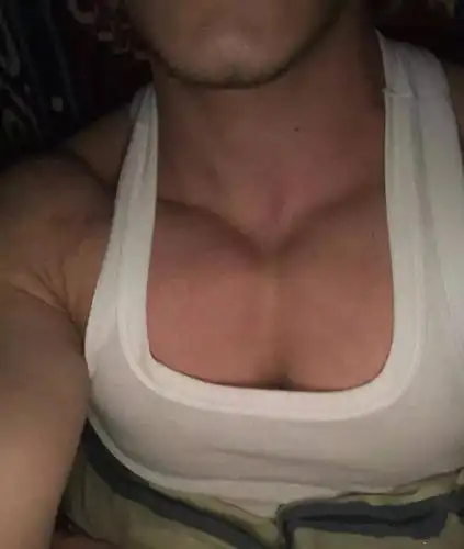 男人身上这块肌肉练不好,胸大也无型!_胸肌