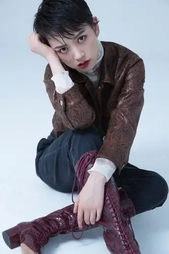 李晓峰冬日写真曝光 锁链耳饰尽显时尚态度