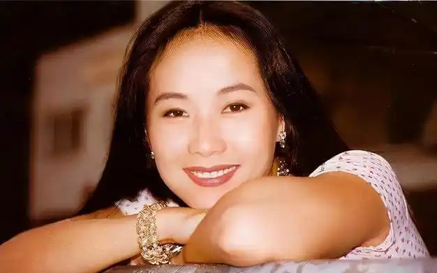 次年,便因主演电影《表错七日情》击败了林青霞,钟楚红,刘晓庆等一众