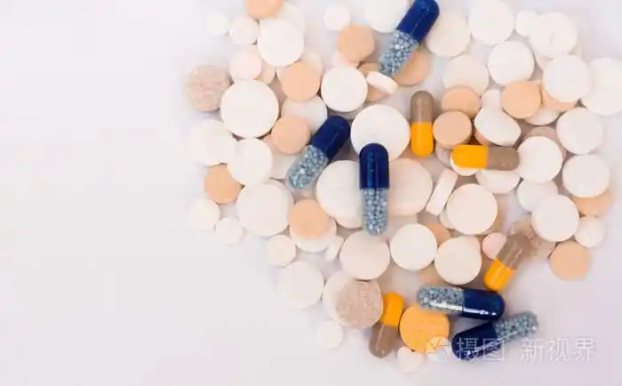 一堆五颜六色的药丸药片和瓶盖