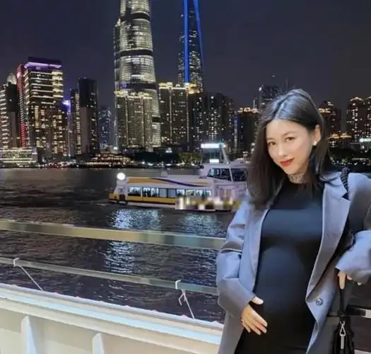 朱珠挺孕肚出席活动,穿高定礼服身材胖一圈,配锁骨发笑得好温柔_网易