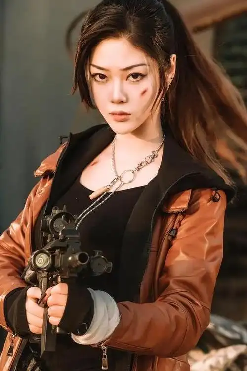 《和平精英》官方cos,无情暗杀军爷,美团重装枪火,野蛮黑道女