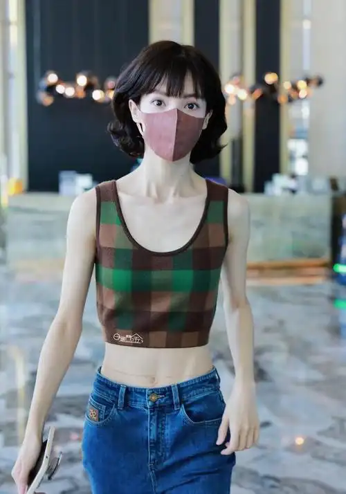 剪了短发的金晨好可爱!甜美中带着酷帅,穿搭清爽干净 - 启示号