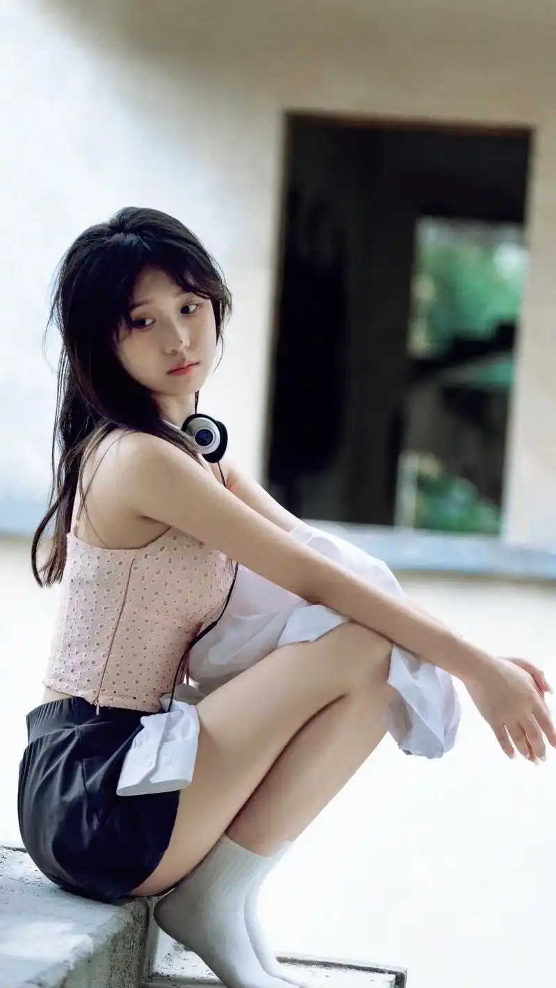 回到废弃学校.废墟人像 #少女写真 #氛围感 #清纯甜美 # - 抖音