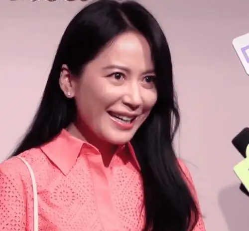 50岁俞飞鸿无滤镜生图曝光,皮肤光滑细腻,眼尾纹却十分明显?