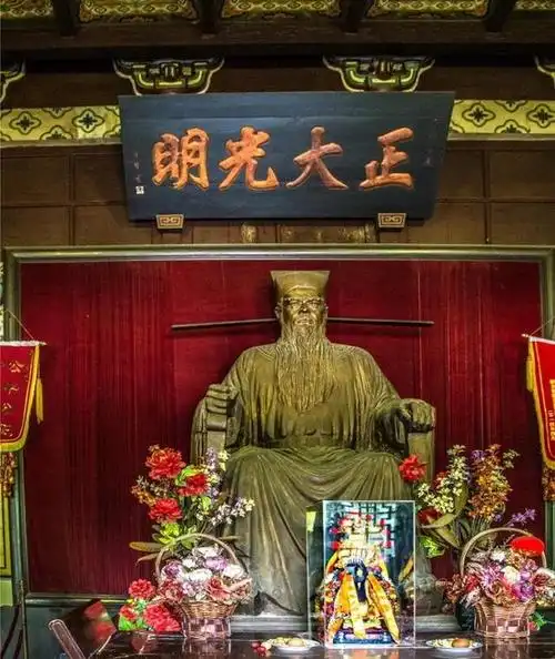 【包公祠】"开封有个包青天,铁面无私辨忠奸",为纪念包拯而修建.