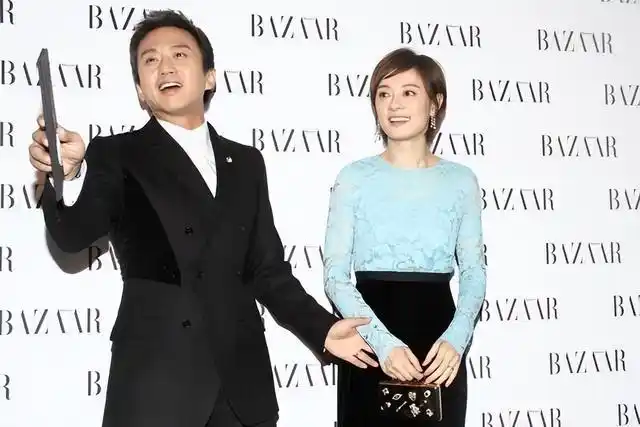 孙俪穿上蓝色的服装好可爱,和老公同框更柔美,气质挺像少女的