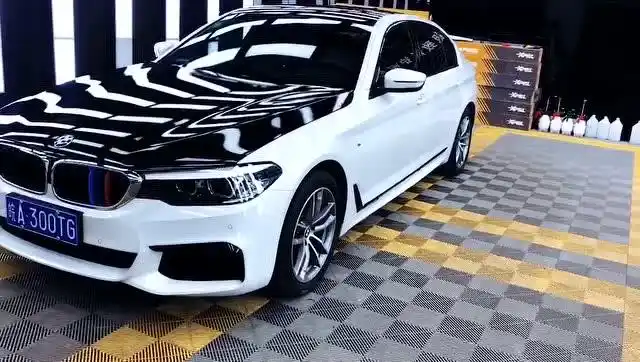 宝马5系新款黑白双拼颜色贴膜别有一番姿态,只要你喜欢,颜色姿态任你