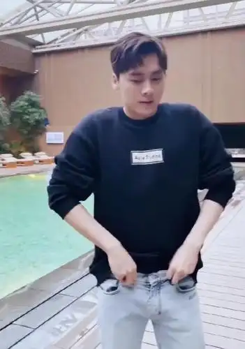 李易峰:庆祝粉丝破6千万,游泳池边摩拳擦掌"福利"变"浮力"