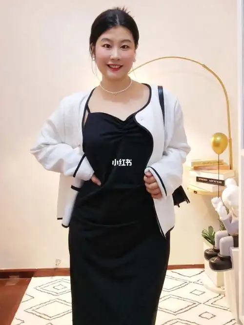 138斤微胖女生才能穿出这黑色吊带裙的风韵