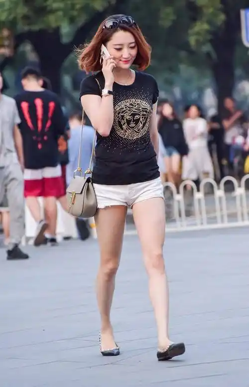 冬去春来,又是一年春来到,牛仔短裤装搭配,穿出清新休闲的美