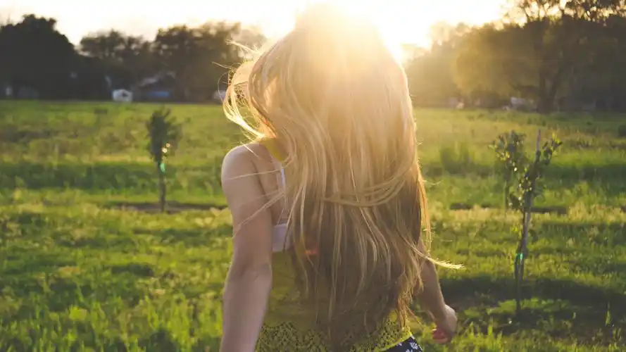 逆光下的女孩,高清图片,电脑桌面-壁纸族