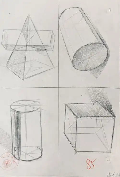 四年级 薛子依 躺着的圆柱透视关系画的不错,竖着的圆柱要注意底下圆