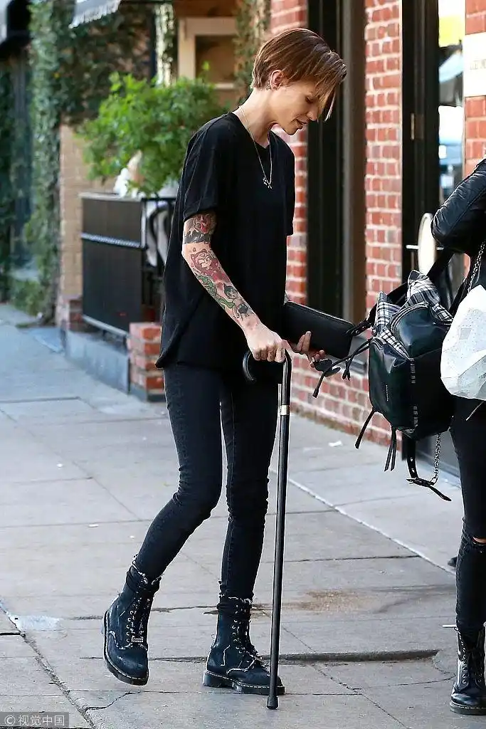 中性"花花公子"鲁比·洛斯拄拐出街 犀利短发又苏又帅引路人偷瞄