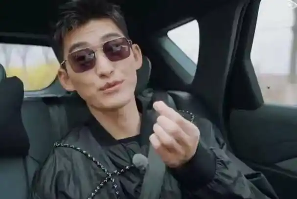 张翰自我介绍时惜字如金,导致宋丹丹当众说他"不诚实",认为张翰若不