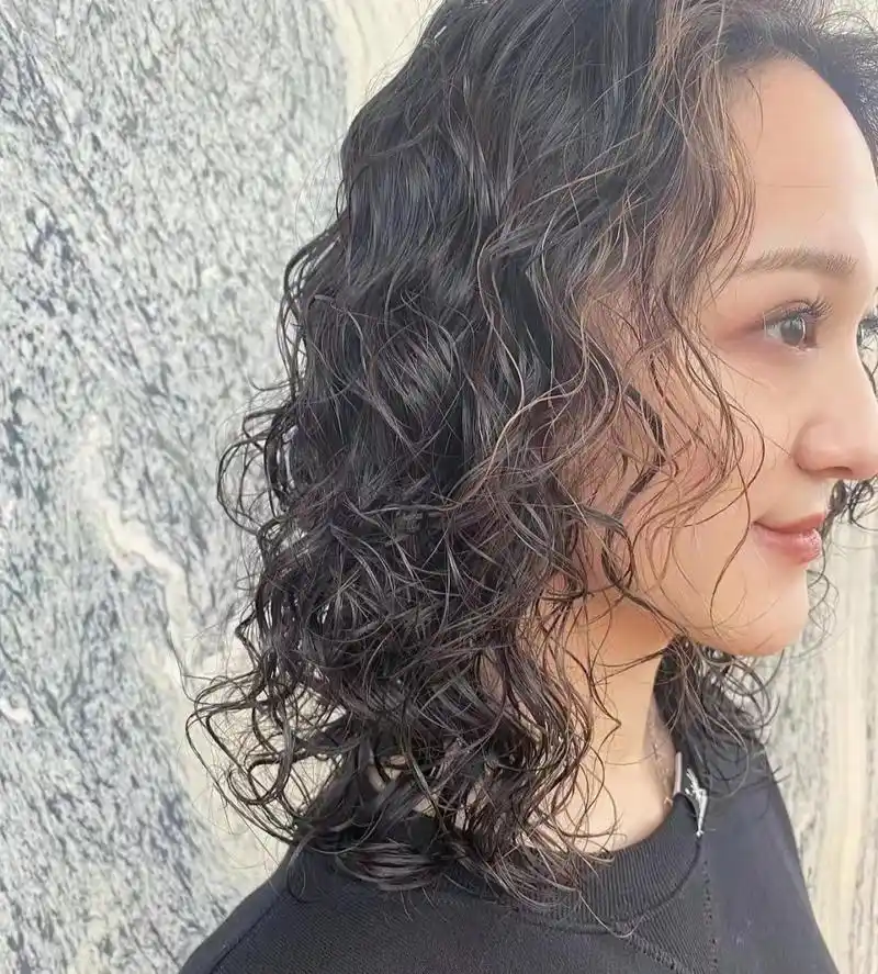 简单又时髦的免打理满头卷发